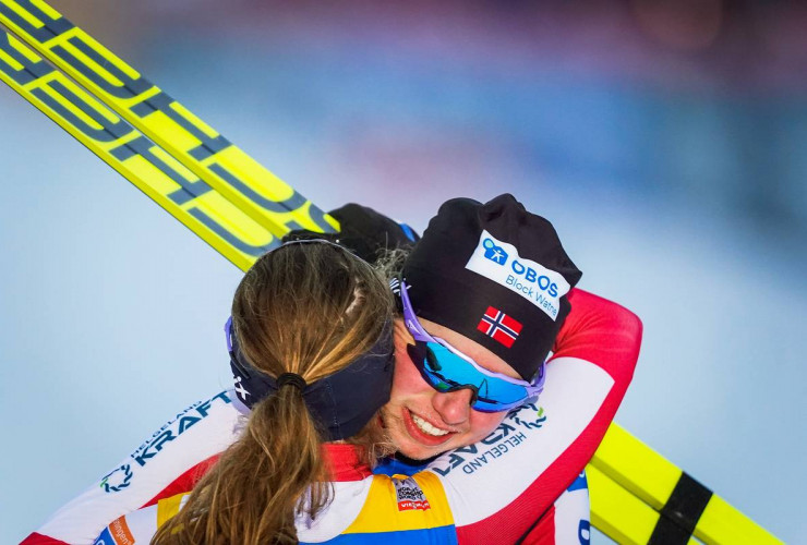 Glücklcihe Norwegerinnen: Gyda Westvold Hansen und Mari Leinan Lund umarmen sich im Ziel.
