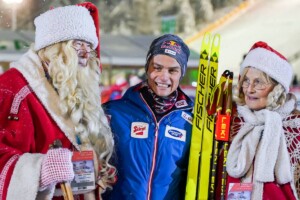 Johannes Lamparter (AUT) mit den beiden größten Fans in Ruka