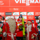 Weihnachten wirft seine Schatten voraus: Julian Schmid (GER), Joulupukki (FIN), Jarl Magnus Riiber (NOR), Joulumuori (FIN), Vinzenz Geiger (GER) (l-r)