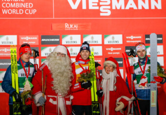 Weihnachten wirft seine Schatten voraus: Julian Schmid (GER), Joulupukki (FIN), Jarl Magnus Riiber (NOR), Joulumuori (FIN), Vinzenz Geiger (GER) (l-r)