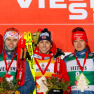 Das Podium: Vinzenz Geiger (GER), Jarl Magnus Riiber (NOR), Julian Schmid (GER), (l-r)