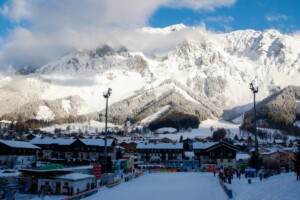 Diese Kulisse bietet sich den Springern in Ramsau.