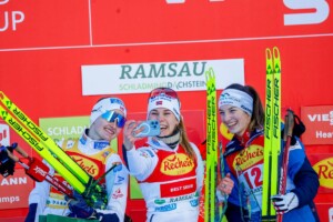 Ida Marie Hagen (NOR) (Mitte), hier mit Gyda Westvold Hansen (NOR) und Lisa Hirner (AUT), (l-r) feierte im vergangenen Jahr ihren ersten Weltcupsieg.