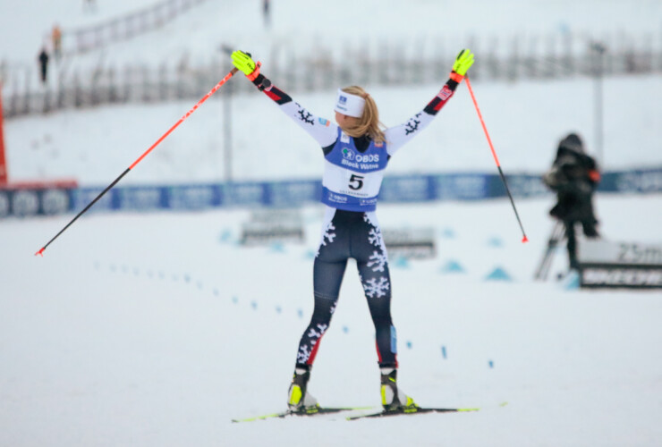 Ida Marie Hagen (NOR) gewinnt den ersten Weltcup der Saison.