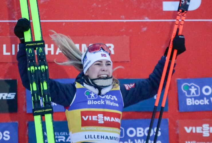 Ida Marie Hagen (NOR) gewinnt den ersten Weltcup der Saison.