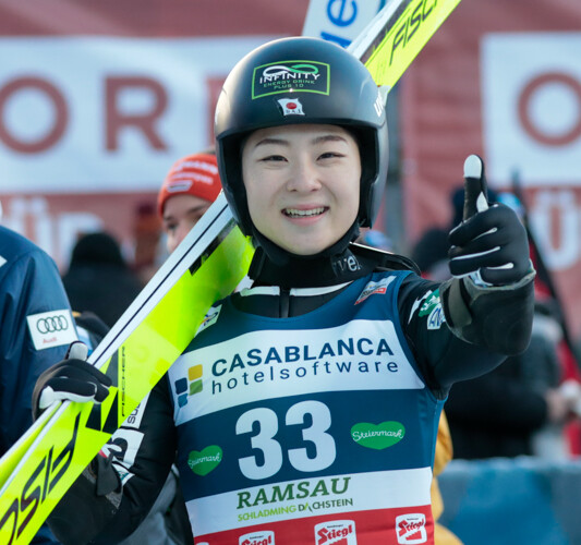 Haruka Kasai (JPN) sichert sich im Springen die Pole Position für den Lauf.