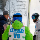 Renndirektor Lasse Ottesen (FIS) hört sich den Bericht der Vorspringer an.