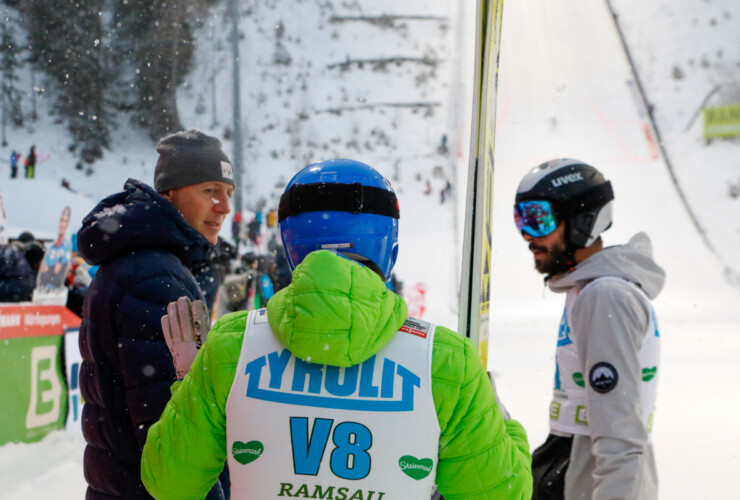 Renndirektor Lasse Ottesen (FIS) hört sich den Bericht der Vorspringer an.