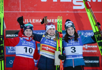 Das erste Podium der Saison: Gyda Westvold Hansen (NOR), Ida Marie Hagen (NOR), Lisa Hirner (AUT), (l-r)