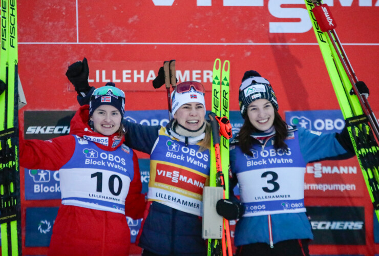 Das erste Podium der Saison: Gyda Westvold Hansen (NOR), Ida Marie Hagen (NOR), Lisa Hirner (AUT), (l-r)