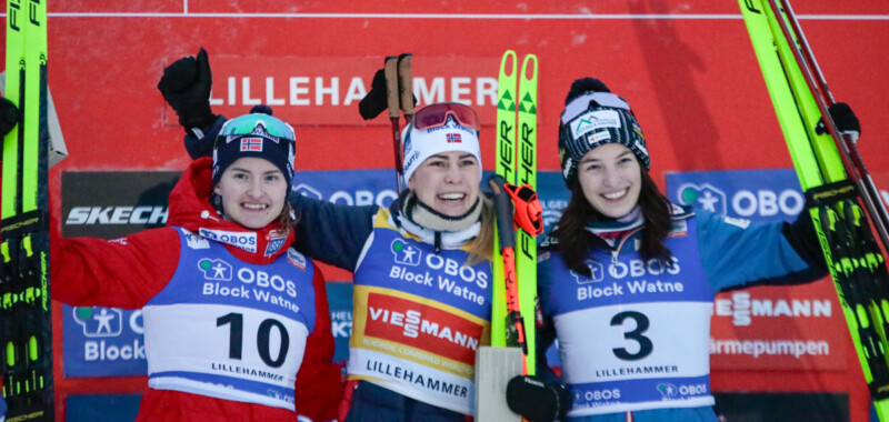 Das erste Podium der Saison: Gyda Westvold Hansen (NOR), Ida Marie Hagen (NOR), Lisa Hirner (AUT), (l-r)