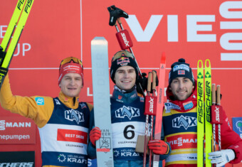 Das Podium des Tages: Julian Schmid (GER), Vinzenz Geiger (GER), Jarl Magnus Riiber (NOR), (l-r)