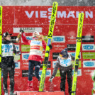 Ein Tänzchen auf dem Podium: Haruka Kasai (JPN), Ida Marie Hagen (NOR), Minja Korhonen (FIN), (l-r)