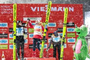 Ein Tänzchen auf dem Podium: Haruka Kasai (JPN), Ida Marie Hagen (NOR), Minja Korhonen (FIN), (l-r)