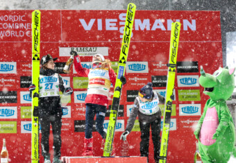 Ein Tänzchen auf dem Podium: Haruka Kasai (JPN), Ida Marie Hagen (NOR), Minja Korhonen (FIN), (l-r)