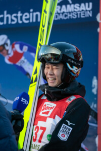 Ryota Yamamoto (JPN) gewinnt den Sprungdurchgang bei den Herren.