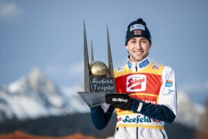 Vorjahressieger Jarl Magnus Riiber (NOR) mit seiner dritten Triple-Trophäe