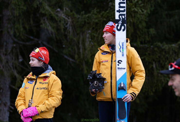 Anne Häckel (GER) und Trine Göpfert (GER) (l-r) feiern einen Doppelsieg im Massenstart.