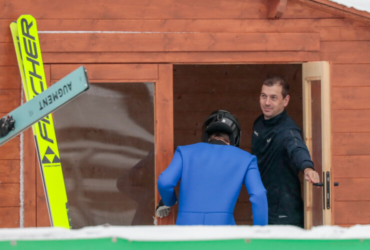 Michael Neumayer FIS) bittet Athleten zur Materialkontrolle.