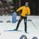 Ob es wohl windig war? Jakob Lange (GER) räumt herumfliegende Streckenbegrenzungen auf.Ob es wohl windig war? Jakob Lange (GER) räumt herumfliegende Streckenbegrenzungen auf.