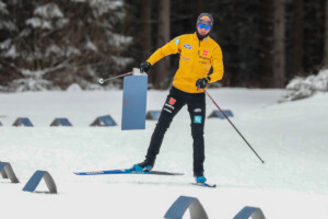 Ob es wohl windig war? Jakob Lange (GER) räumt herumfliegende Streckenbegrenzungen auf.Ob es wohl windig war? Jakob Lange (GER) räumt herumfliegende Streckenbegrenzungen auf.