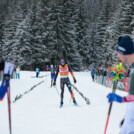 Jakob Lange (GER) wird von Matteo Baud (l) und Espen Bjoernstad (r) erwartet.