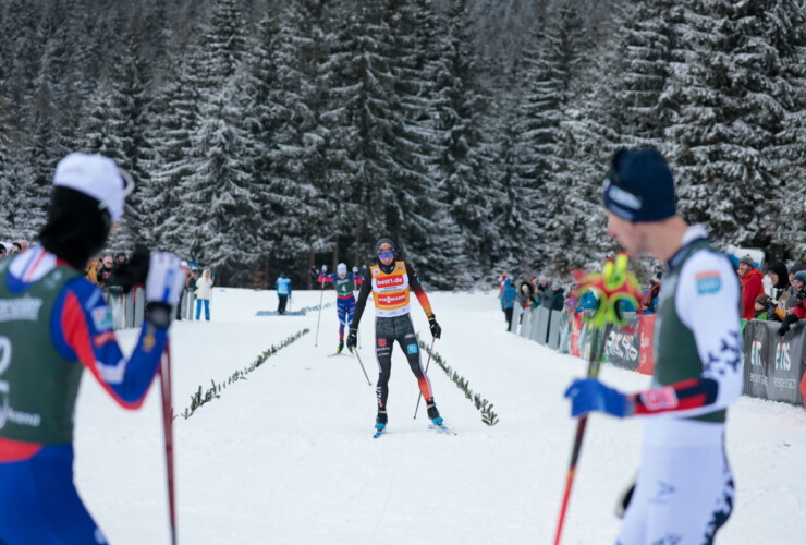 Jakob Lange (GER) wird von Matteo Baud (l) und Espen Bjoernstad (r) erwartet.