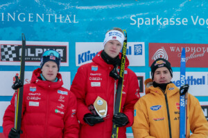 Das Podium vom Compact Race am Freitag: Aleksander Skoglund (NOR), Andreas Skoglund (NOR), Jakob Lange (GER), (l-r)