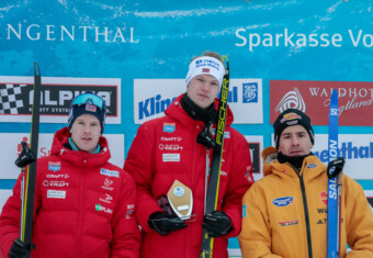 Das Podium vom Compact Race am Freitag: Aleksander Skoglund (NOR), Andreas Skoglund (NOR), Jakob Lange (GER), (l-r)