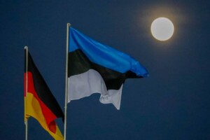 Vollmond über der estnischen Flagge