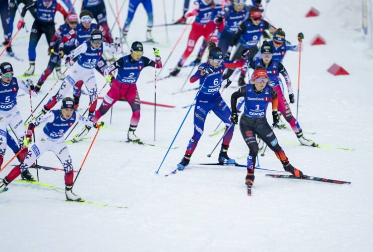 Start des Massenstarts: Ida Marie Hagen (NOR), Marte Leinan Lund (NOR), Haruka Kasai (JPN), Nathalie Armbruster (GER), Lena Brocard (FRA), Yuna Kasai (JPN), (l-r)