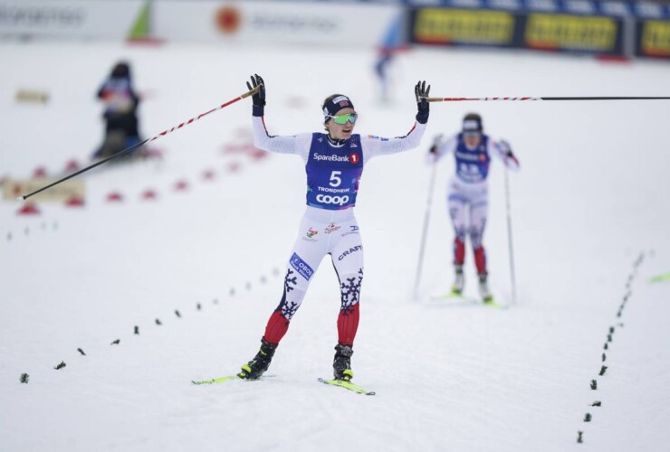 Gyda Westvold Hansen (NOR) gewinnt Teil eins des Massenstarts.