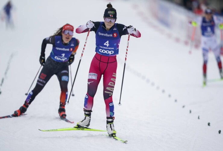 Yuna Kasai (JPN) kommt vor Nathalie Armbruster ins Ziel.