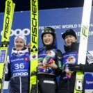 Die Medaillengewinnerinnen im Massenstart: Gyda Westvold Hansen (NOR), Yuna Kasai (JPN), Haruka Kasai (JPN), (l-r)