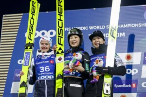 Die Medaillengewinnerinnen im Massenstart: Gyda Westvold Hansen (NOR), Yuna Kasai (JPN), Haruka Kasai (JPN), (l-r)