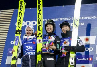 Die Medaillengewinnerinnen im Massenstart: Gyda Westvold Hansen (NOR), Yuna Kasai (JPN), Haruka Kasai (JPN), (l-r)