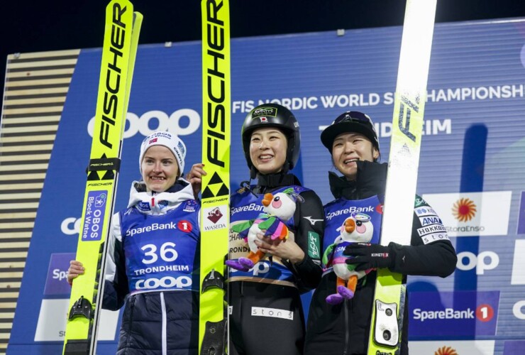 Die Medaillengewinnerinnen im Massenstart: Gyda Westvold Hansen (NOR), Yuna Kasai (JPN), Haruka Kasai (JPN), (l-r)