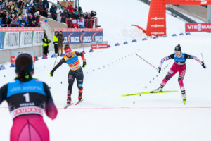 Zielsprint um Platz 3: Nathalie Armbruster (GER), Yuna Kasai (JPN), (l-r)