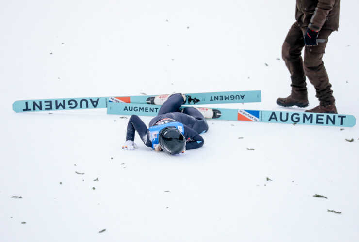 Cindy Haasch (GER) stürzte nach der Landung.