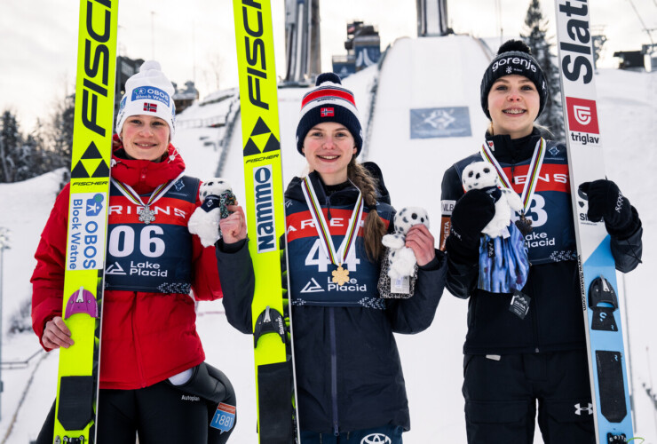 Kombiniererin Ingrid Laate (NOR) gewinnt Silber im Spezialspringen. Gold geht an Ingvild Midtskogen (NOR), Bronze an Taja Bodlaj (SLO).