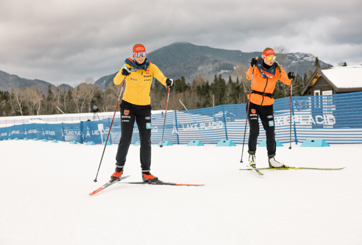 Trine Göpfert (GER) und Ronja Loh (GER) (l-r) wärmen sich auf.