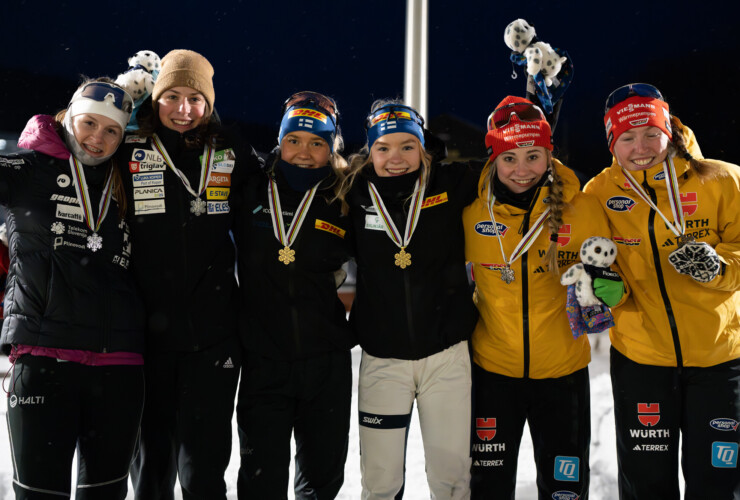 Team Sprint_Siegerehrung der Juniorinnen: Masa Likozar Brankovic (SLO), Tia Malovrh (SLO), Heta Hirvonen (FIN), Minja Korhonen (FIN), Ronja Loh (GER), Trine Göpfert (GER) (l-r)