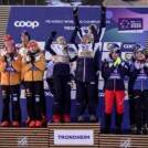 Das Podium im Mixed Team Event: Julian Schmid (GER), Jenny Nowak (GER), Nathalie Armbruster (GER), Vinzenz Geiger (GER), Jens Luraas Oftebro (NOR), Gyda Westvold Hansen (NOR), Ida Marie Hagen (NOR), Jarl Magnus Riiber (NOR), Stefan Rettenegger (AUT), Claudia Purker (AUT), Lisa Hirner (AUT), Johannes Lamparter (AUT), (l-r)