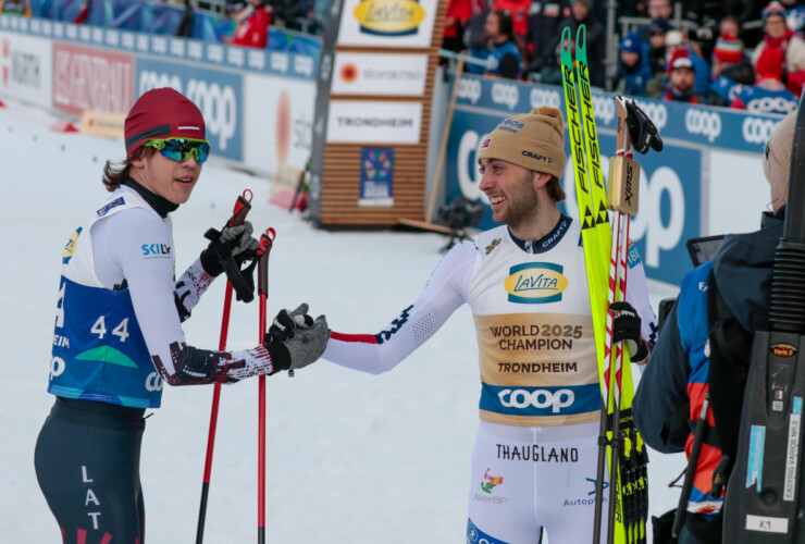 Wenn du gerade dein erstes WM-Rennen beendet hast und der Weltmeister ist erster Gratulant: Karlis Svede (LAT), Jarl Magnus Riiber (NOR), (l-r)