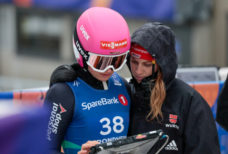 Nathalie Armbruster (GER), Physio Nina Jung (GER), (l-r)