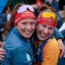 Wenn man gerade erfährt, dass man den Gesamtweltcup gewonnen hat, und die Teamkollegin sich mitfreut: Nathalie Armbruster (GER), Jenny Nowak (GER), (l-r).