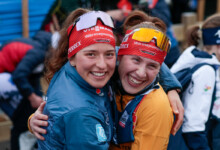 Wenn man gerade erfährt, dass man den Gesamtweltcup gewonnen hat, und die Teamkollegin sich mitfreut: Nathalie Armbruster (GER), Jenny Nowak (GER), (l-r).