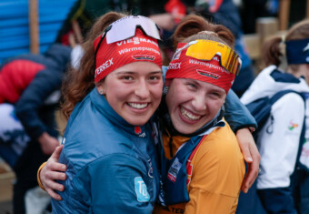 Wenn man gerade erfährt, dass man den Gesamtweltcup gewonnen hat, und die Teamkollegin sich mitfreut: Nathalie Armbruster (GER), Jenny Nowak (GER), (l-r).