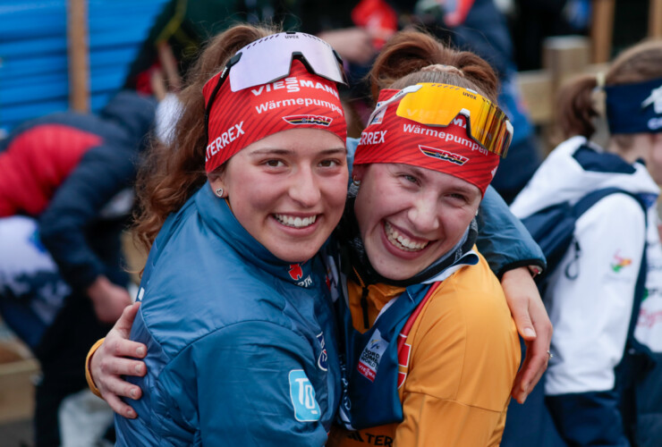 Wenn man gerade erfährt, dass man den Gesamtweltcup gewonnen hat, und die Teamkollegin sich mitfreut: Nathalie Armbruster (GER), Jenny Nowak (GER), (l-r).