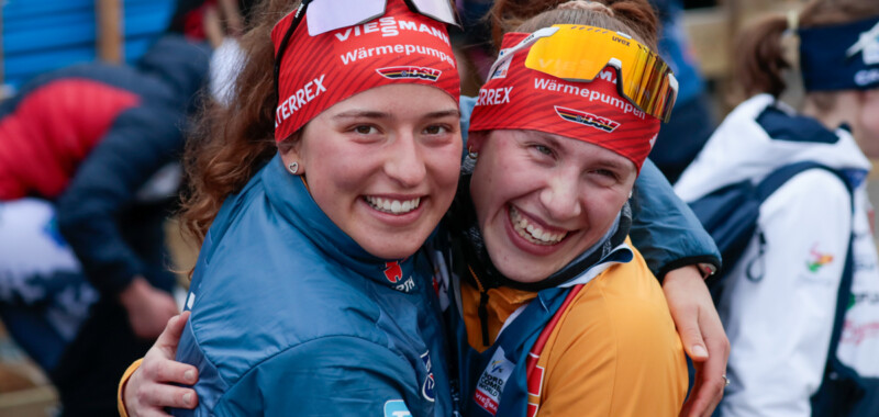 Wenn man gerade erfährt, dass man den Gesamtweltcup gewonnen hat, und die Teamkollegin sich mitfreut: Nathalie Armbruster (GER), Jenny Nowak (GER), (l-r).